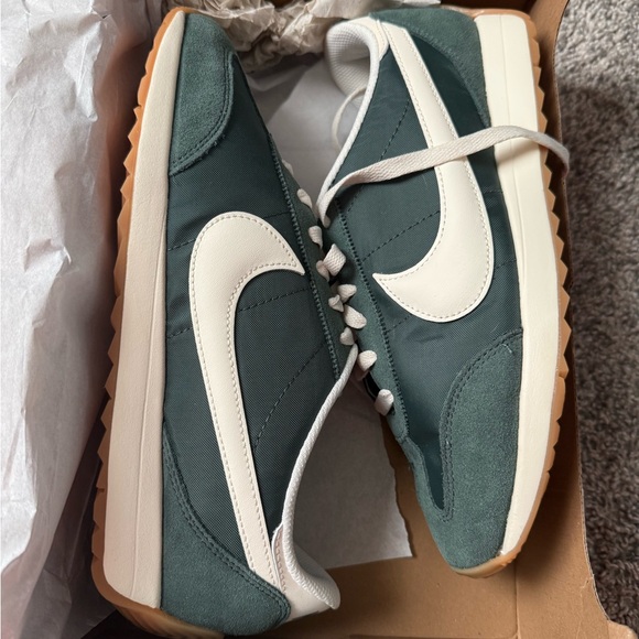 NWT Nike Women’s size 9 Vintage Green/Cream Sneakers - Picture 8 of 11